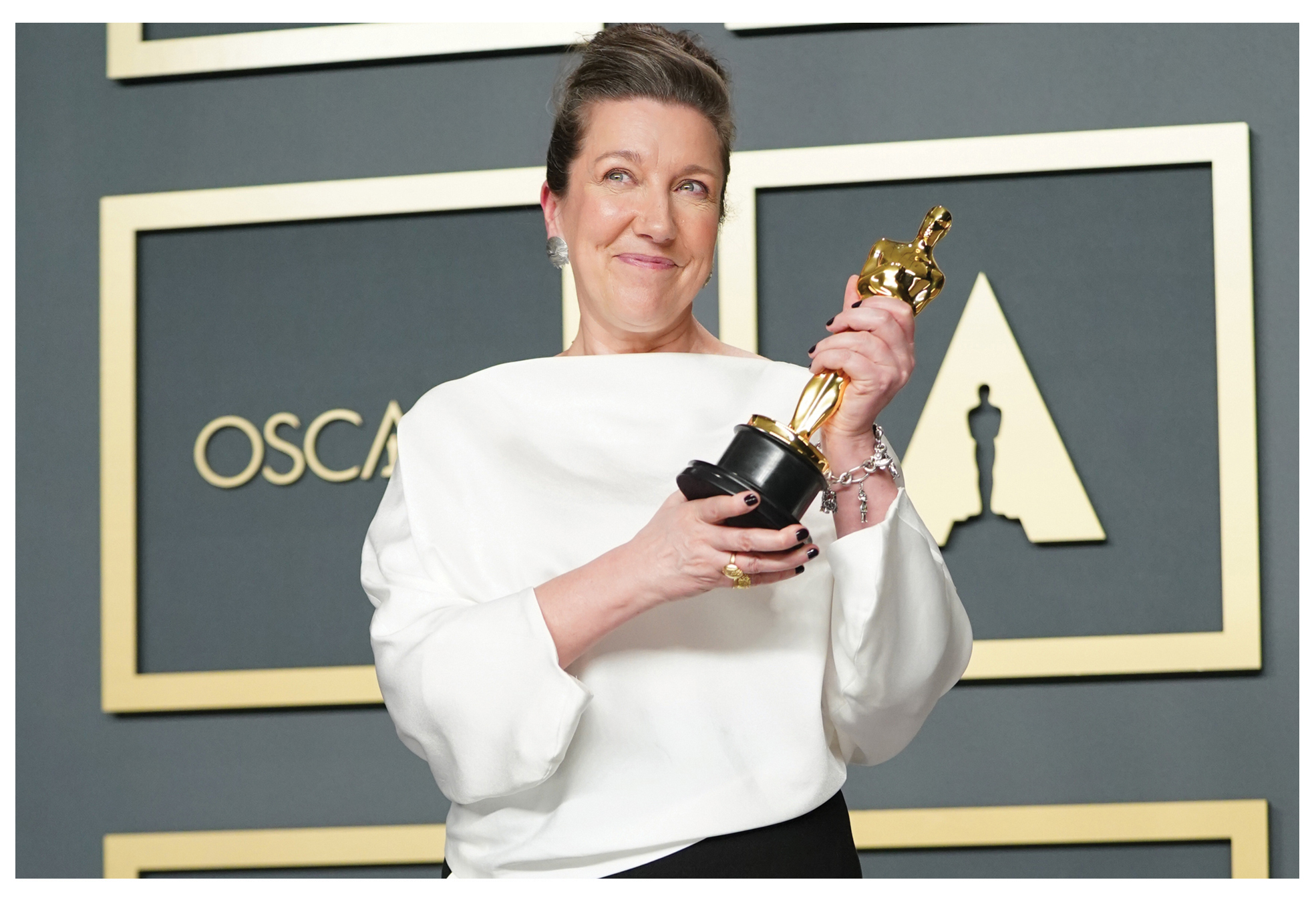 Jacqueline Durran, vencedora do prêmio de Melhor Figurino por “Adoráveis Mulheres”posa na sala de imprensa durante o 92º Prêmio Anual da Academia em Hollywood em 09 de fevereiro de 2020 em Hollywood, Califórnia.